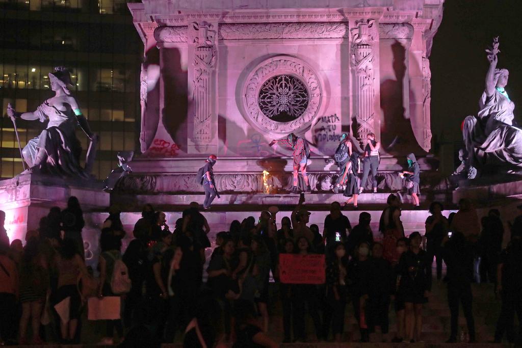 Marcha feminista vandaliza el Ángel de la Independencia. Noticias en tiempo real