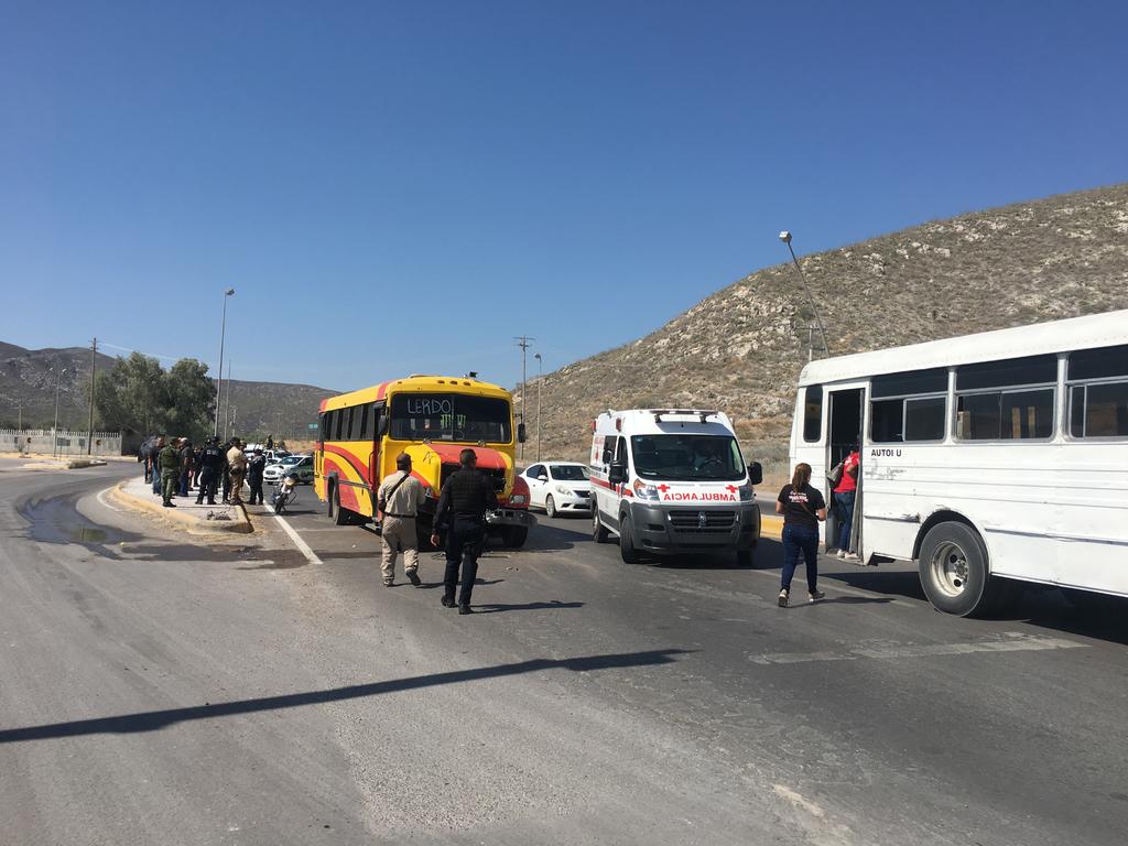 Autobús de pasajeros choca contra pipa en Lerdo; hay seis lesionados. Noticias en tiempo real