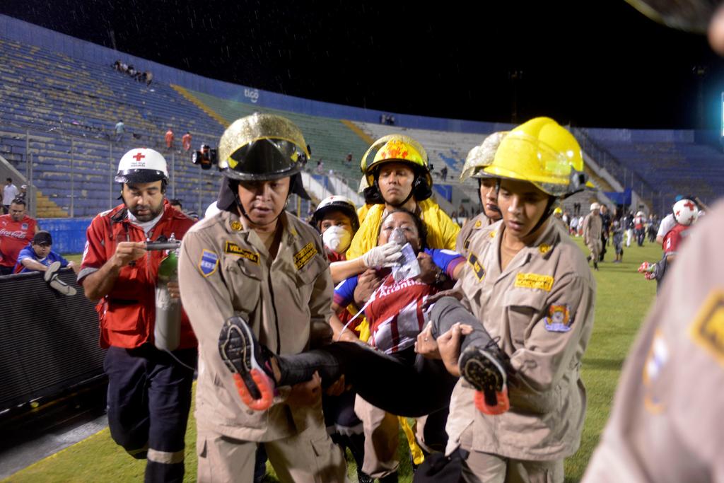 Tres muertos y una docena de heridos por estampida en estadio futbol en Honduras. Noticias en tiempo real