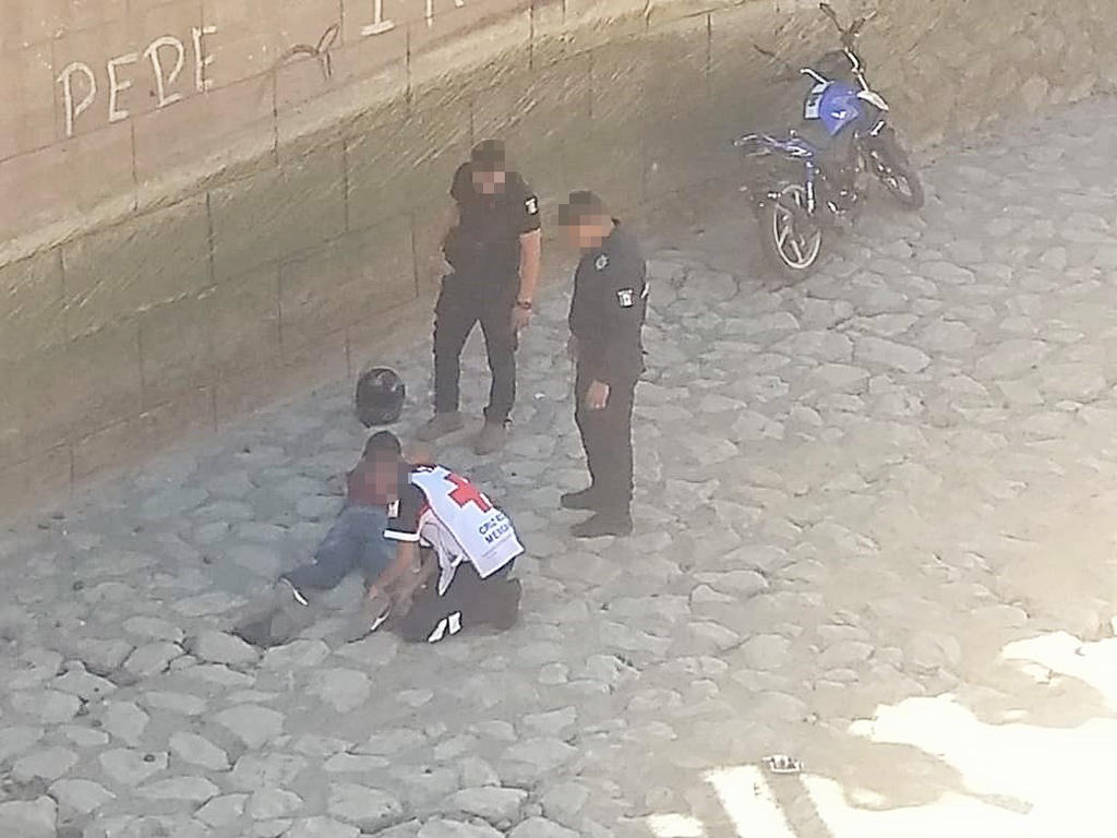 Motociclista cae al canal Sacramento en Gómez Palacio. Noticias en tiempo real