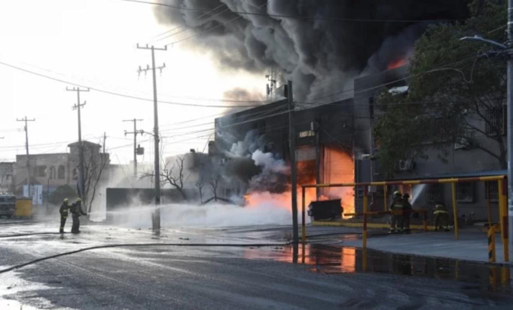 Evacuan a unas mil personas por incendio en Nuevo León. Noticias en tiempo real