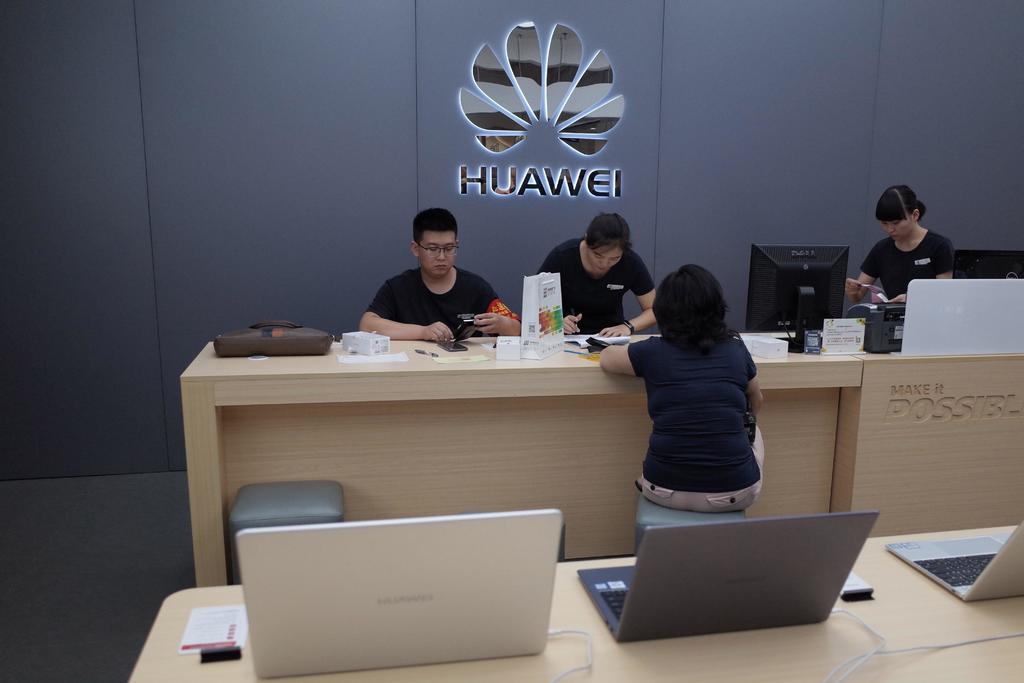 Extiende EUA permiso a Huawei para comprar suministros. Noticias en tiempo real