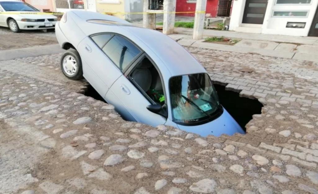 Cae vehículo a socavón en Mazatlán. Noticias en tiempo real