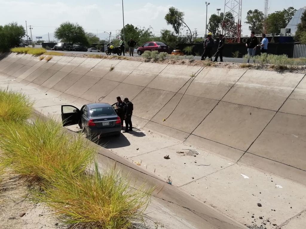 Cae automóvil a canal de riego en Torreón. Noticias en tiempo real