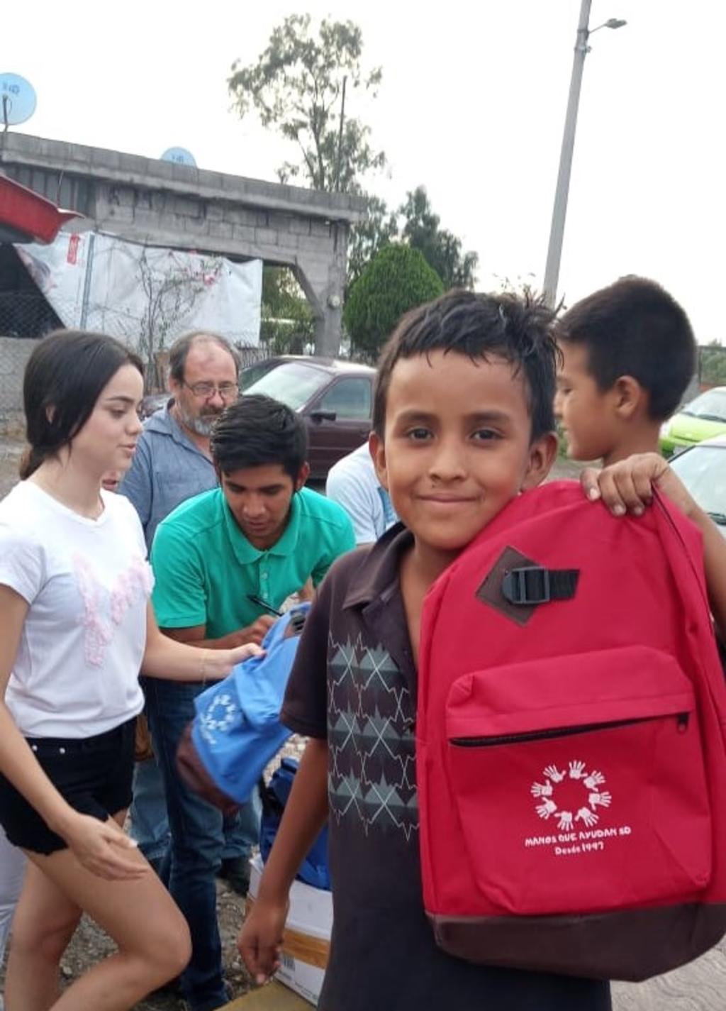 Organizaciones civiles entregan paquetes escolares. Noticias en tiempo real