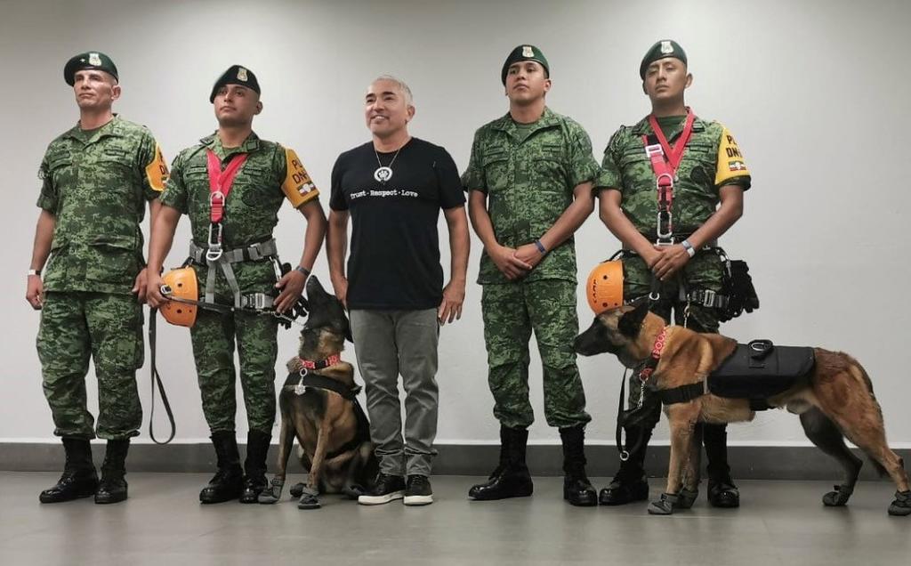 César Millán reconoce labor de perros héroes durante su show. Noticias en tiempo real