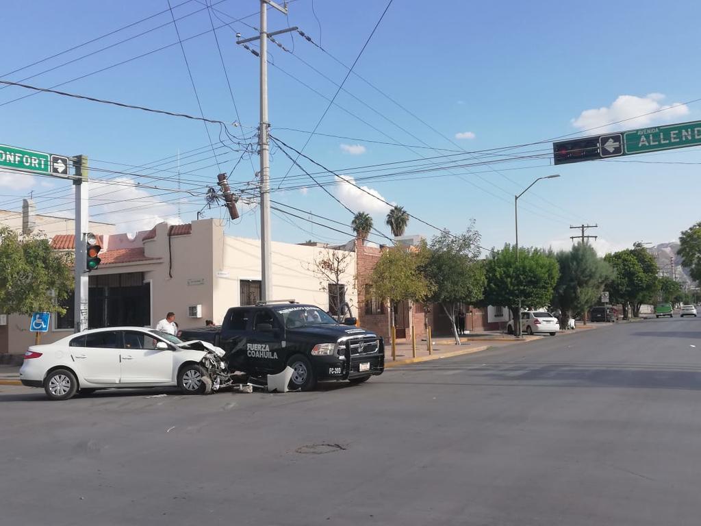 Chocan patrulla de Fuerza Coahuila y auto particular. Noticias en tiempo real