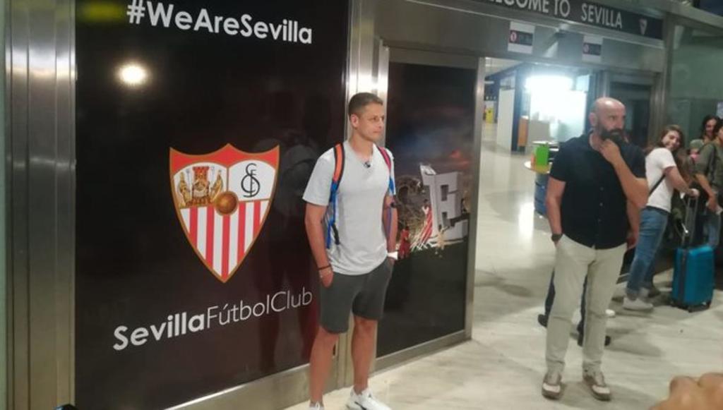 Chicharito llegó a Sevilla y firmará por 3 años. Noticias en tiempo real