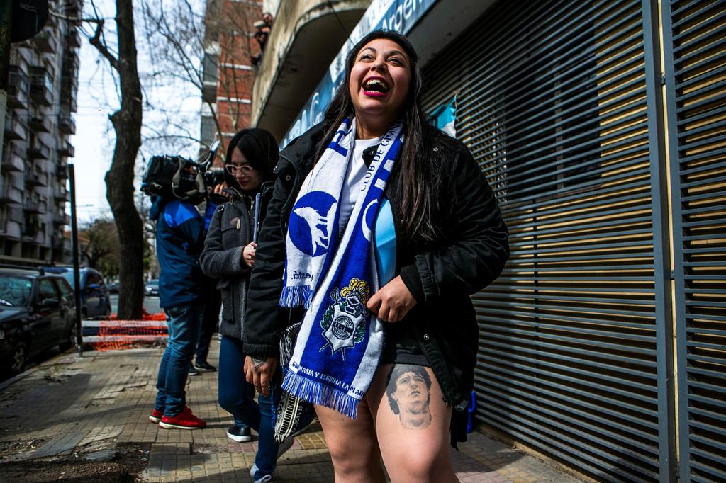 Cientos de argentinos se asocian a Gimnasia por Maradona. Noticias en tiempo real