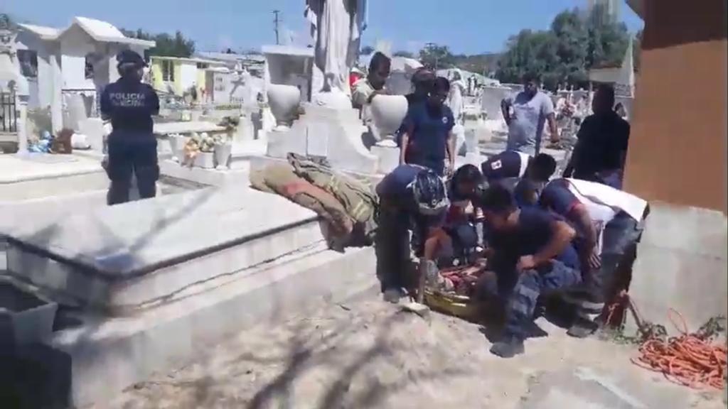 Caer mujer mayor en antigua tumba en Monclova. Noticias en tiempo real