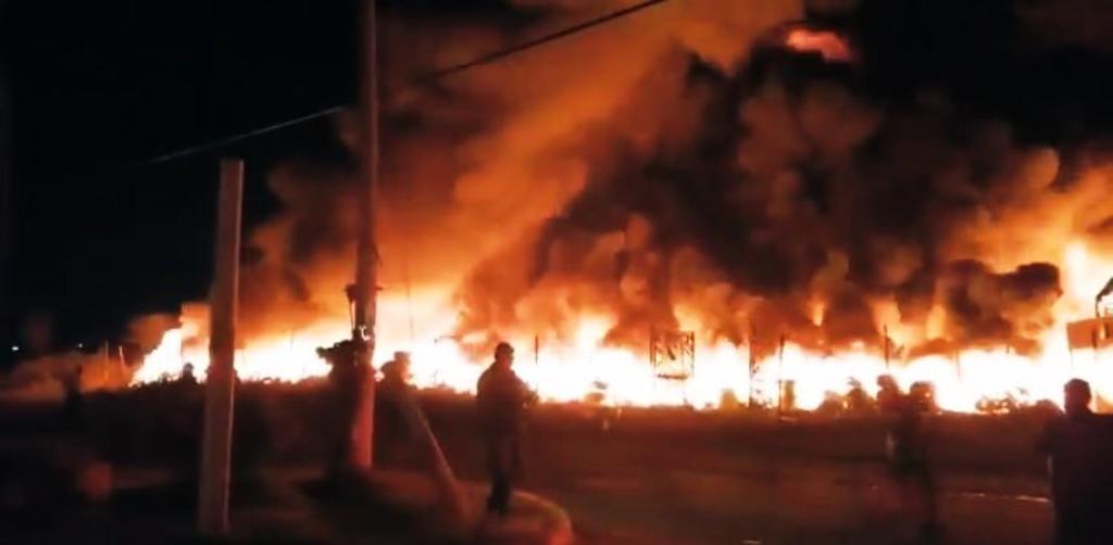 Consume incendio miles de llantas en Tultitlán, Edomex. Noticias en tiempo real
