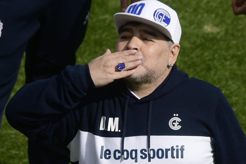 Maradona dirige su segundo entrenamiento a puerta cerrada. Noticias en tiempo real