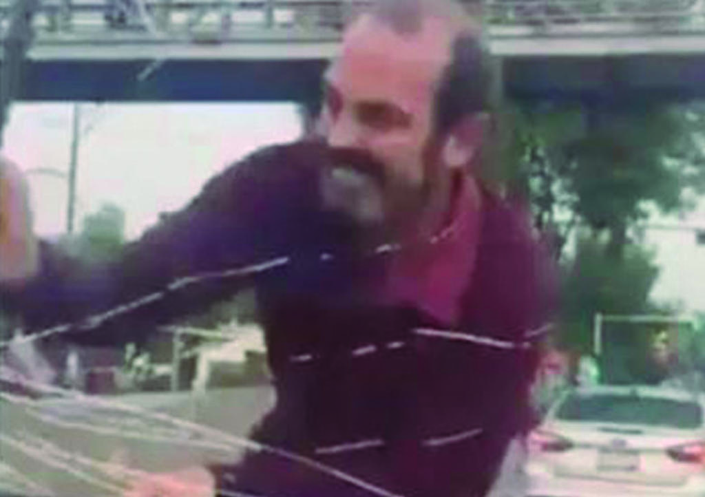 VIDEO: Hombre ataca auto de mujer con niños. Noticias en tiempo real