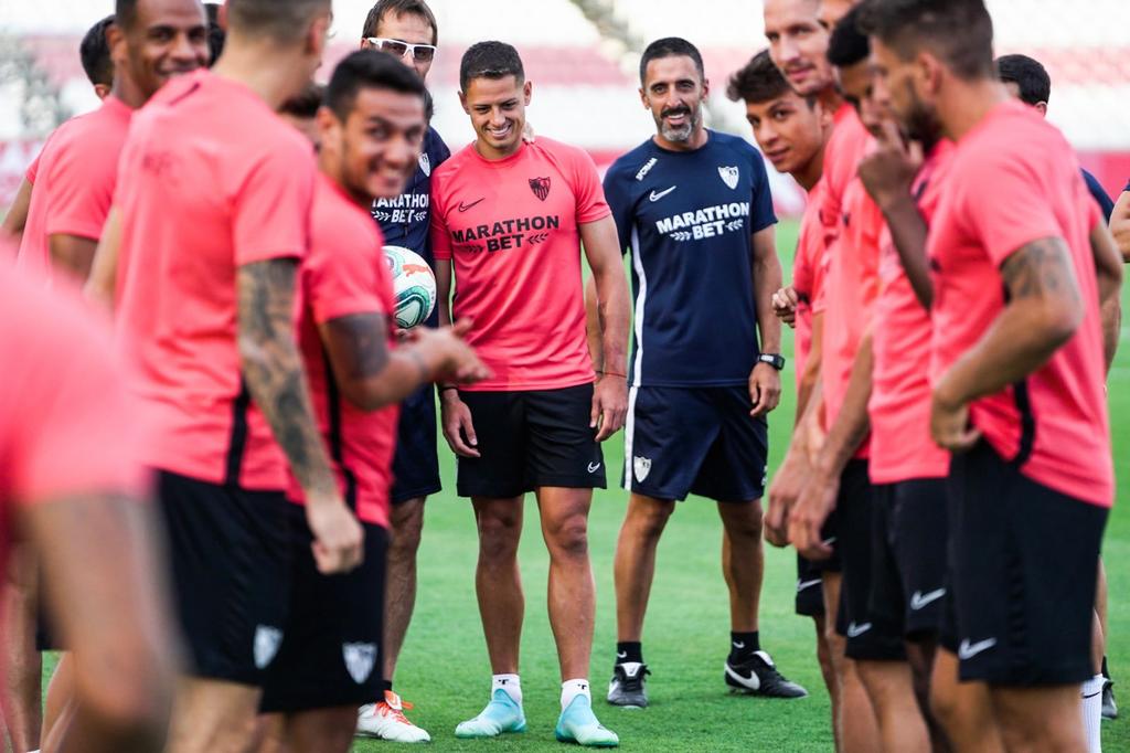 Chicharito entrena con Sevilla por primera vez. Noticias en tiempo real