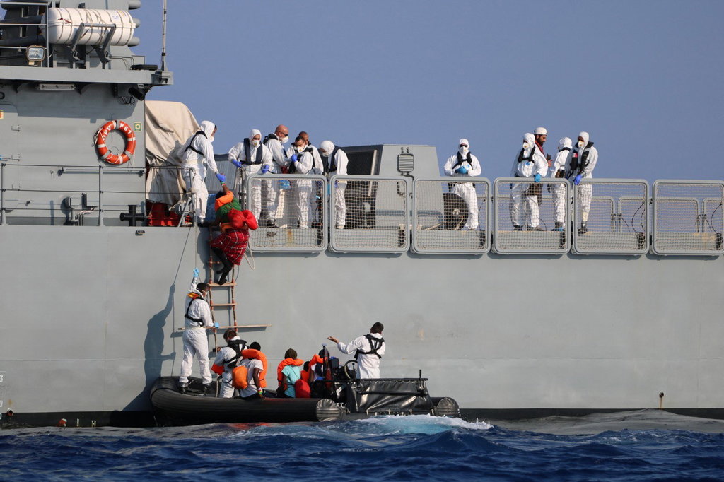 Desembarcan migrantes del Ocean Viking en Italia. Noticias en tiempo real