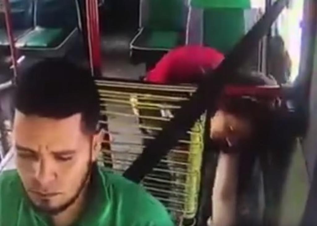 VIDEO: Mujer utiliza sus pies para robarle a un conductor de autobús. Noticias en tiempo real