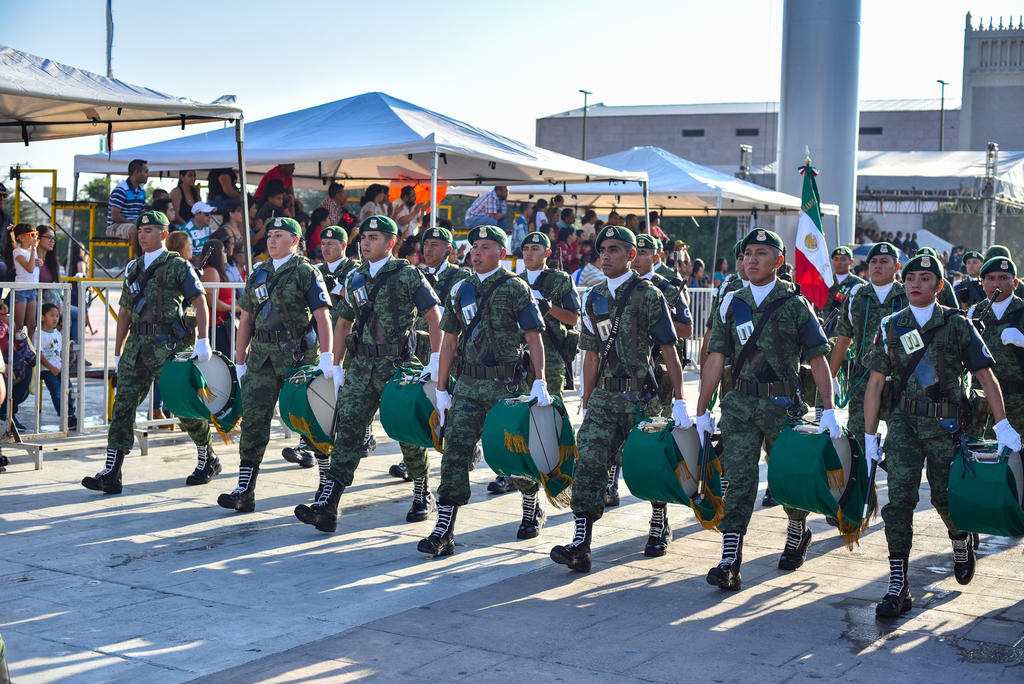 Realizan en Torreón desfile por la Independencia de México. Noticias en tiempo real
