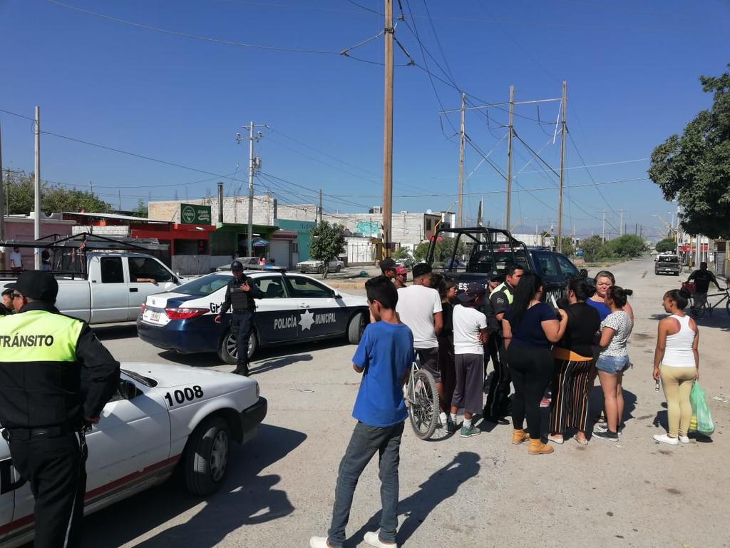 Mujer se lesiona al cruzar la calle; culpan a motociclista. Noticias en tiempo real