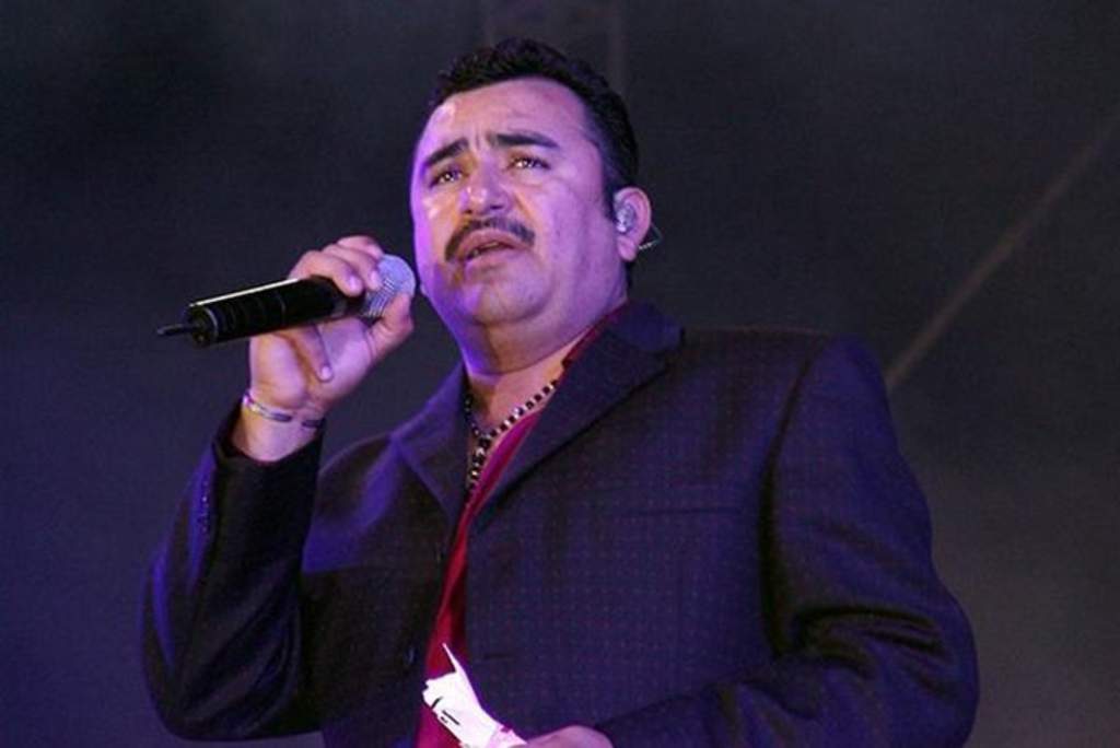 Tony Meléndez rompe en llanto al quedarse sin voz durante show en Coahuila