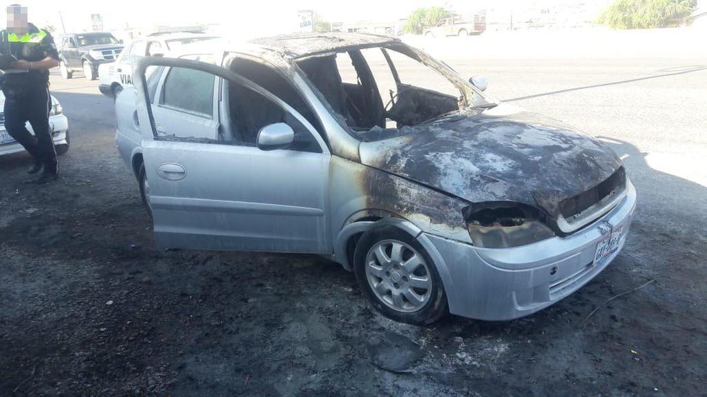 En Gómez Palacio, arde carro por cortocircuito. Noticias en tiempo real