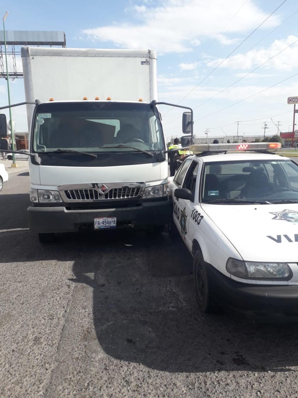 Chocan camión y patrulla a la altura del mercado Abastos de Gómez Palacio. Noticias en tiempo real