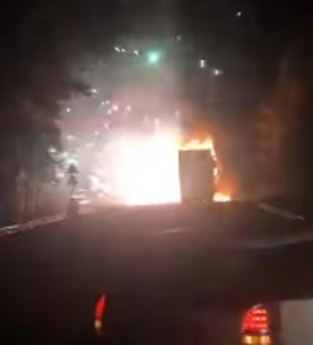 Se incendia un camión que transportaba fuegos artificiales y crea un espectáculo. Noticias en tiempo real