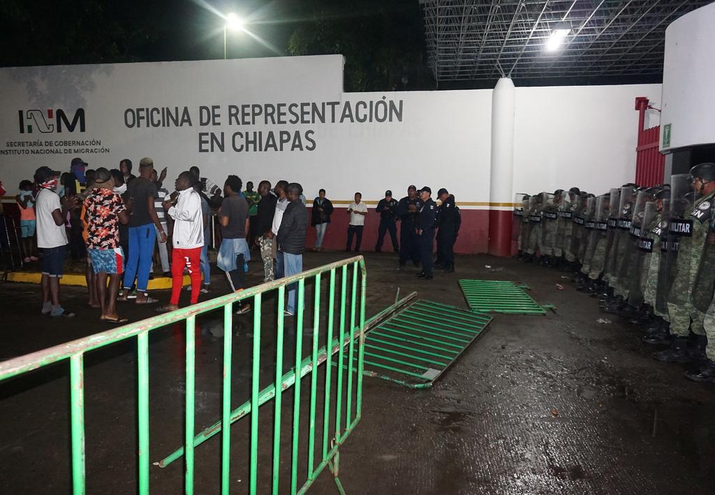 Policía agrede a migrante y endurece tensión en Chiapas. Noticias en tiempo real