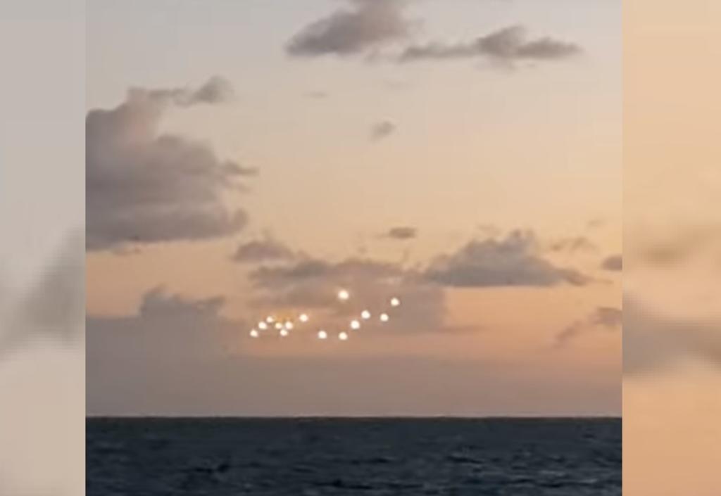 Captan 14 luces brillantes en el cielo sobre el océano Atlántico. Noticias en tiempo real