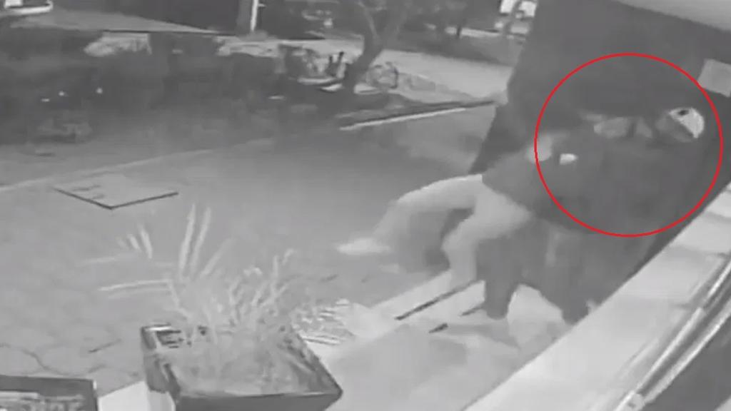 VIDEO: Aplica una llave china para robar celular a joven en Tlatelolco. Noticias en tiempo real