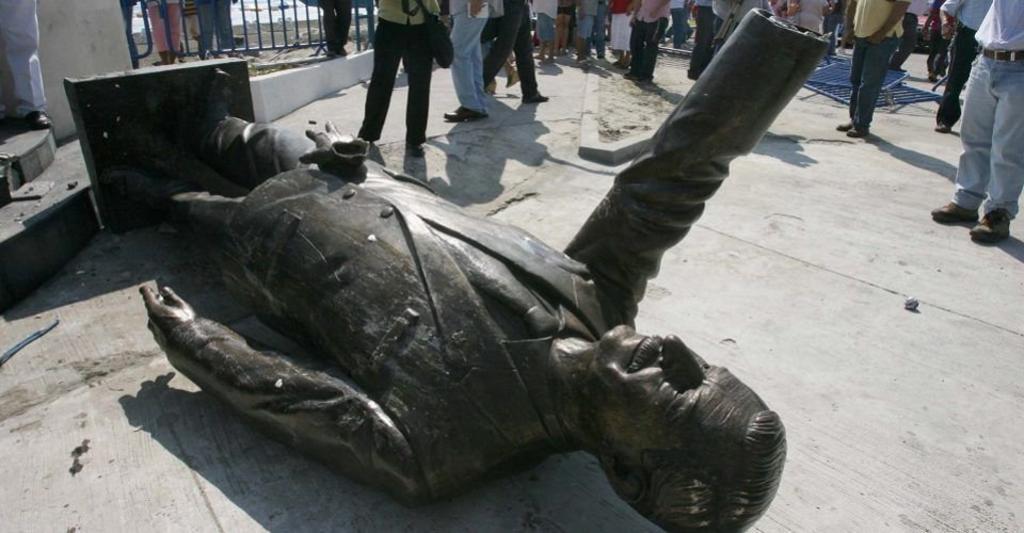 La figura de Vicente Fox, al basurero de la historia. Noticias en tiempo real
