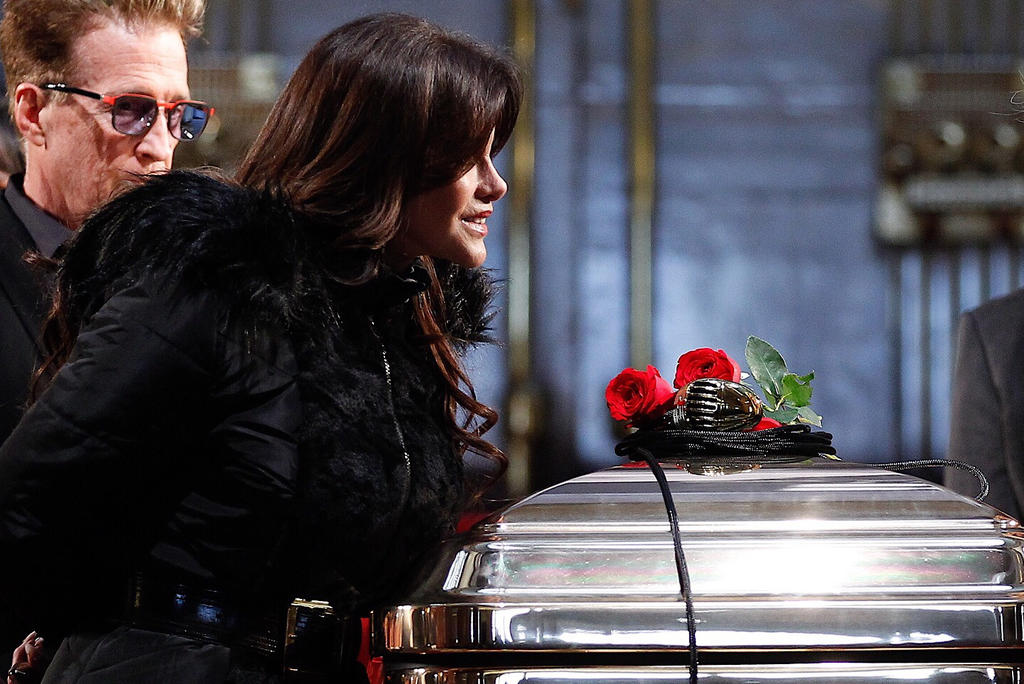 Lucía Méndez y Dulce aclaran motivo de risas frente a restos de José José. Noticias en tiempo real