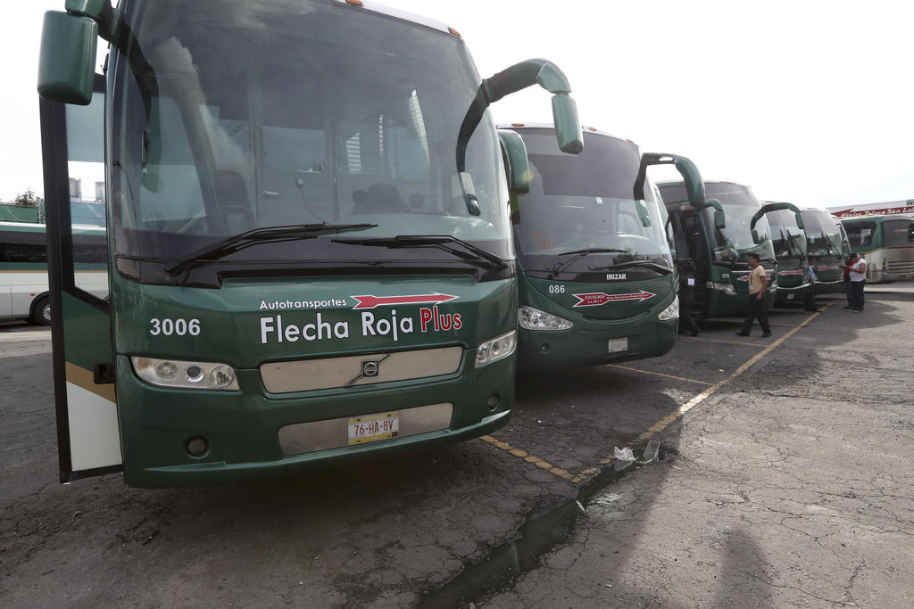 Operadores acusan que fueron retenidos por 10 días en escuela normal. Noticias en tiempo real