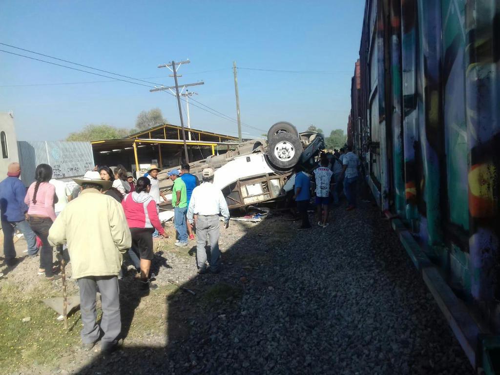 Choque entre tren y autobús deja ocho muertos en Querétaro. Noticias en tiempo real