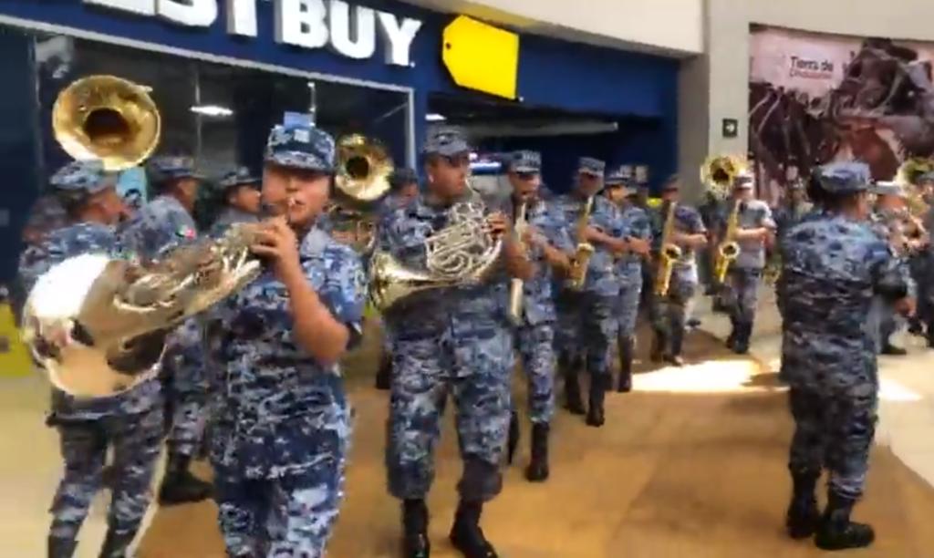 VIDEO: Fuerza Aérea Mexicana realiza flashmob en plaza comercial. Noticias en tiempo real
