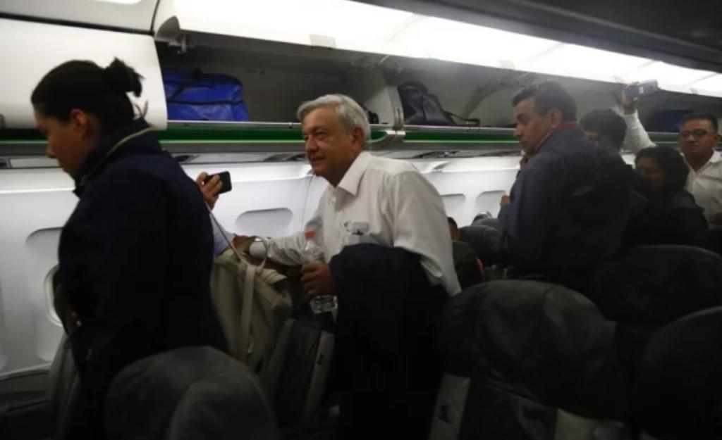 Coinciden Obrador y Raúl Salinas en vuelo comercial. Noticias en tiempo real