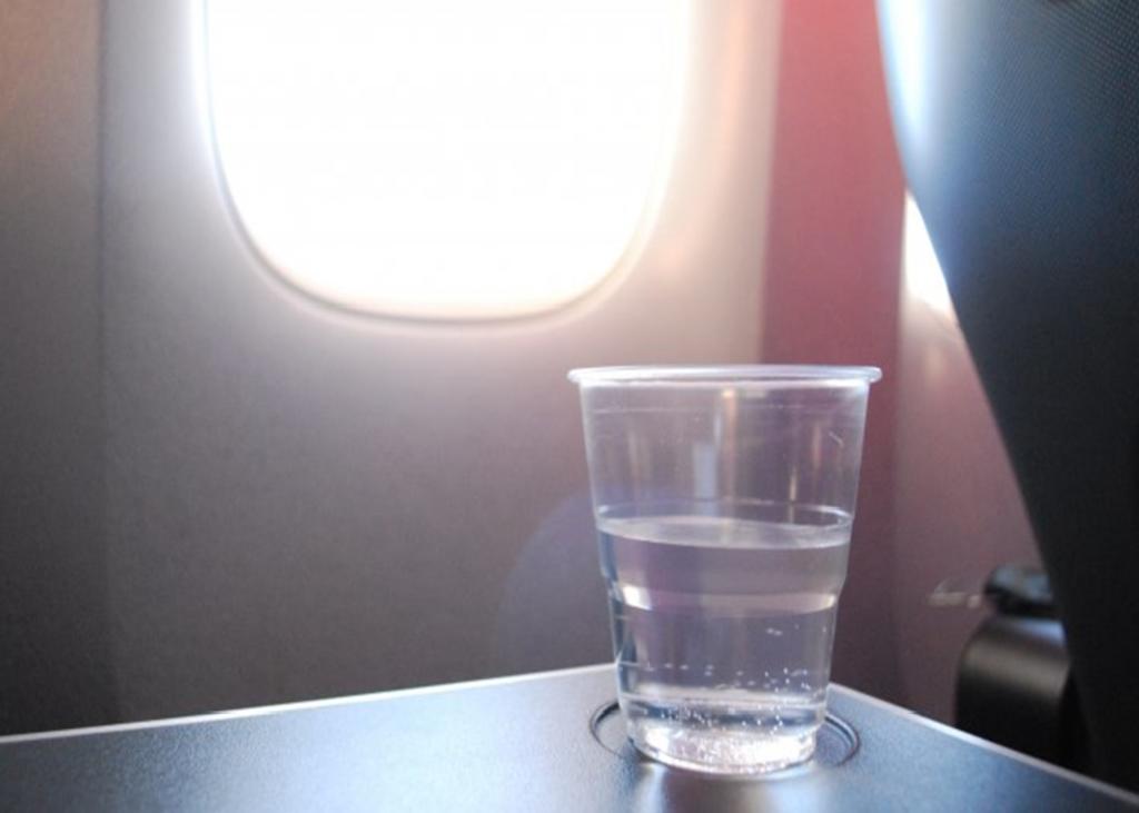 Denuncia a una aerolínea por no servirle suficiente agua. Noticias en tiempo real