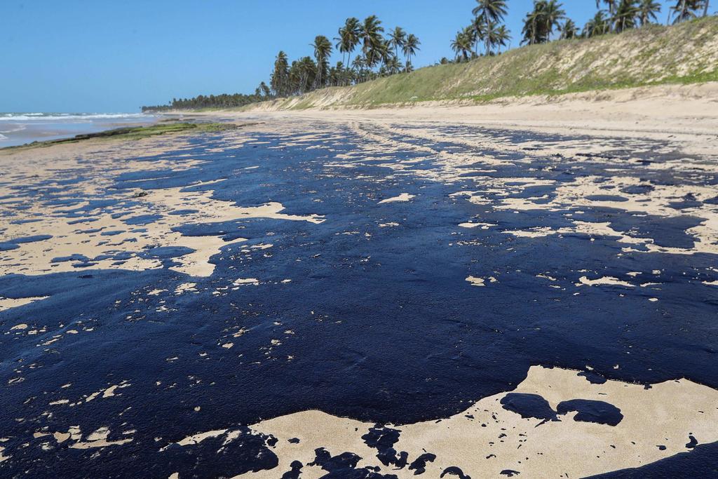 Manchas de crudo alcanzan playa del caribe brasileño. Noticias en tiempo real