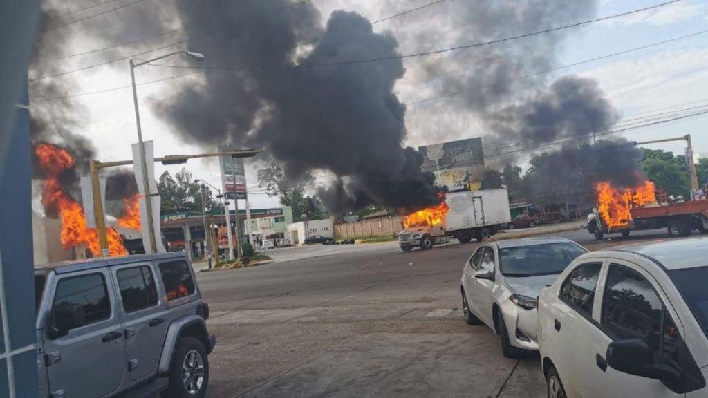 Entre autos en llamas y balas intentan salvarse en Culiacán. Noticias en tiempo real