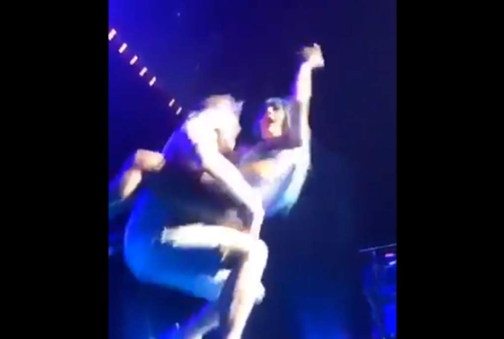 Lady Gaga sufre aparatosa caída del escenario durante show. Noticias en tiempo real