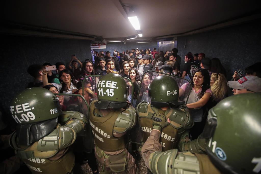 Disturbios por precio del Metro se extienden por Santiago y la ciudad colapsa. Noticias en tiempo real