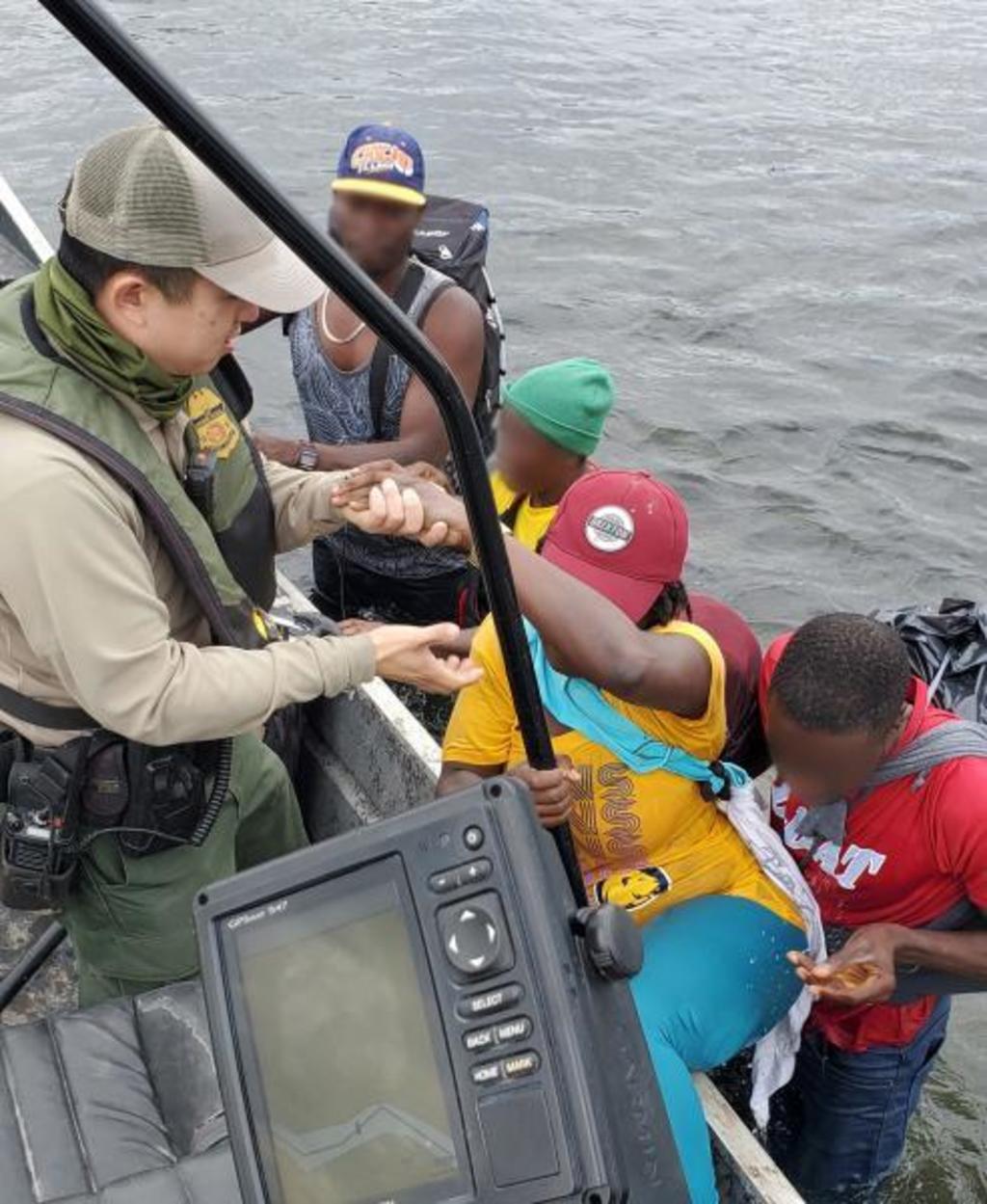 Rescatan a seis inmigrantes haitianos; dos menores entre ellos. Noticias en tiempo real