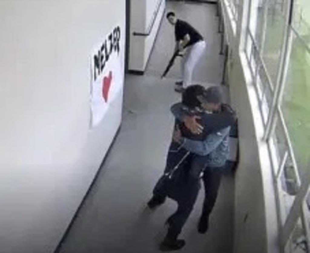 VIDEO: Entrenador desarma y abraza a un estudiante que pretendía suicidarse. Noticias en tiempo real