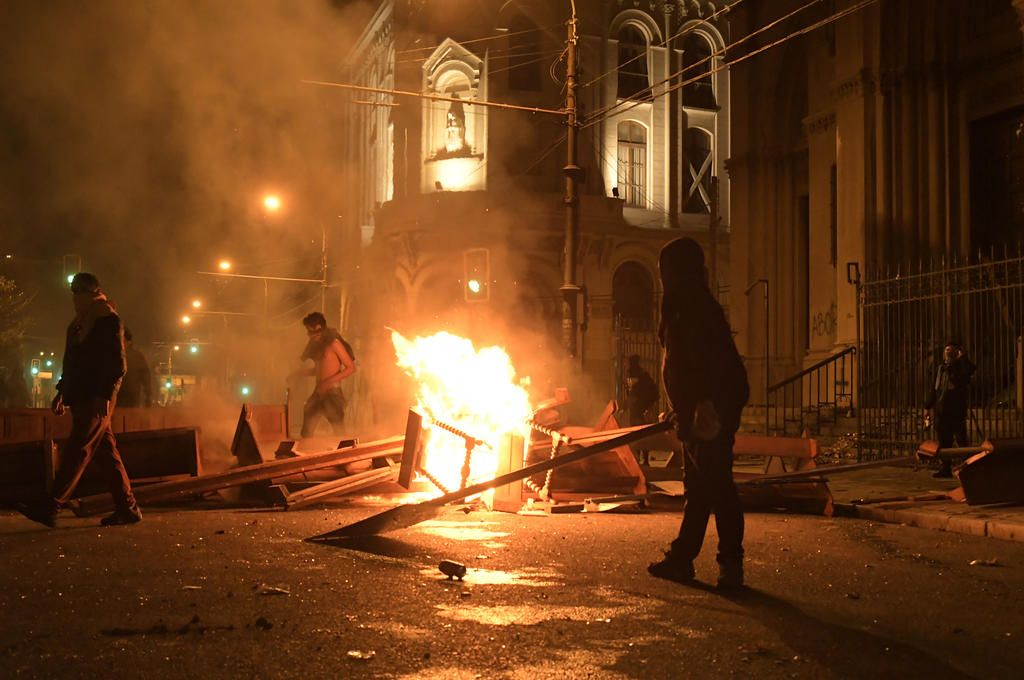 Mueren 5 personas en incendio y aumentan a 8 víctimas por disturbios en Chile. Noticias en tiempo real