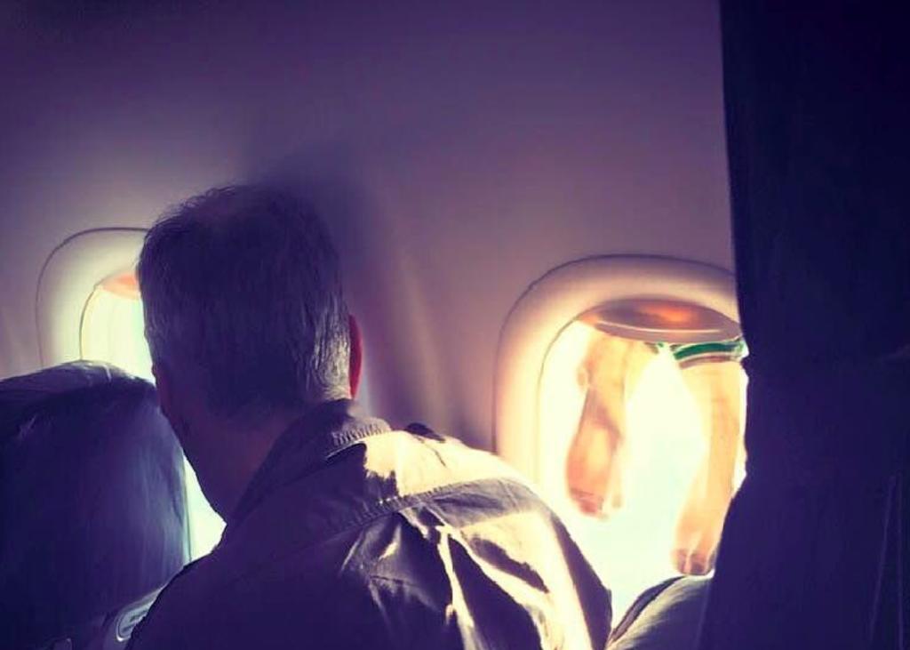 Pasajero de avión es criticado por sacar al aire libre sus calcetines. Noticias en tiempo real