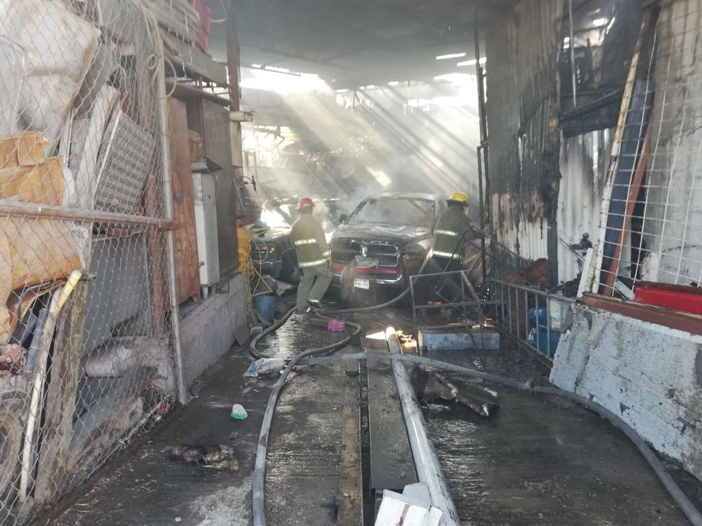 Se registra incendio en taller de enderezado y pintura en Torreón. Noticias en tiempo real