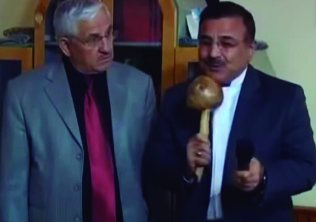VIDEO: Periodista le habla a hongo en lugar de micrófono. Noticias en tiempo real