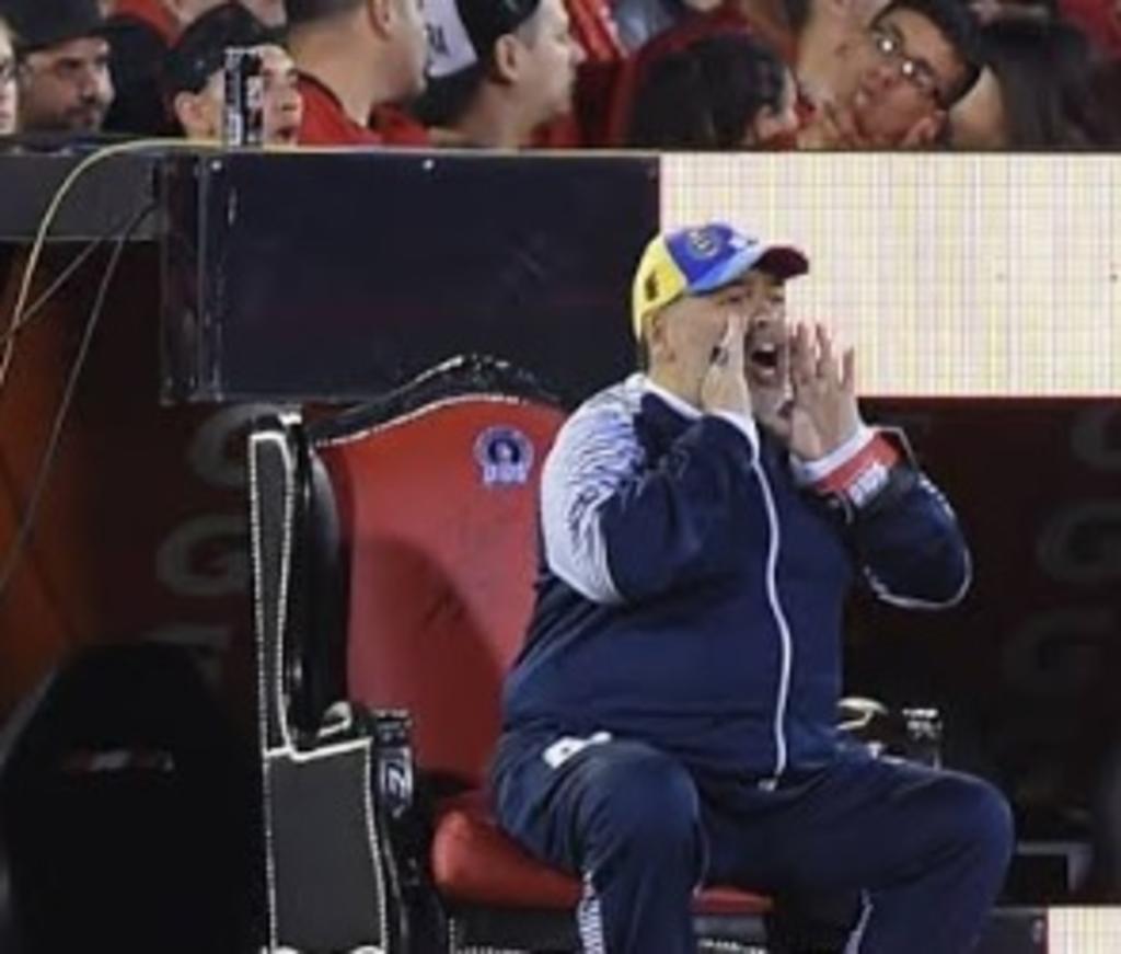 Maradona se sienta en un trono y desata una ola de memes. Noticias en tiempo real