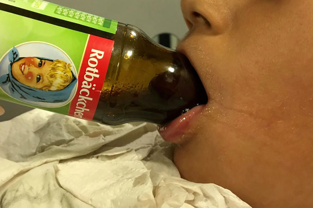 A niño de 7 años se le atora la lengua en botella de jugo. Noticias en tiempo real