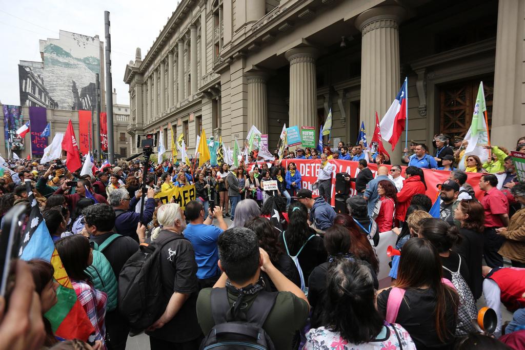 Manifestantes rodean sede del Congreso en rechazo al presidente de Chile. Noticias en tiempo real