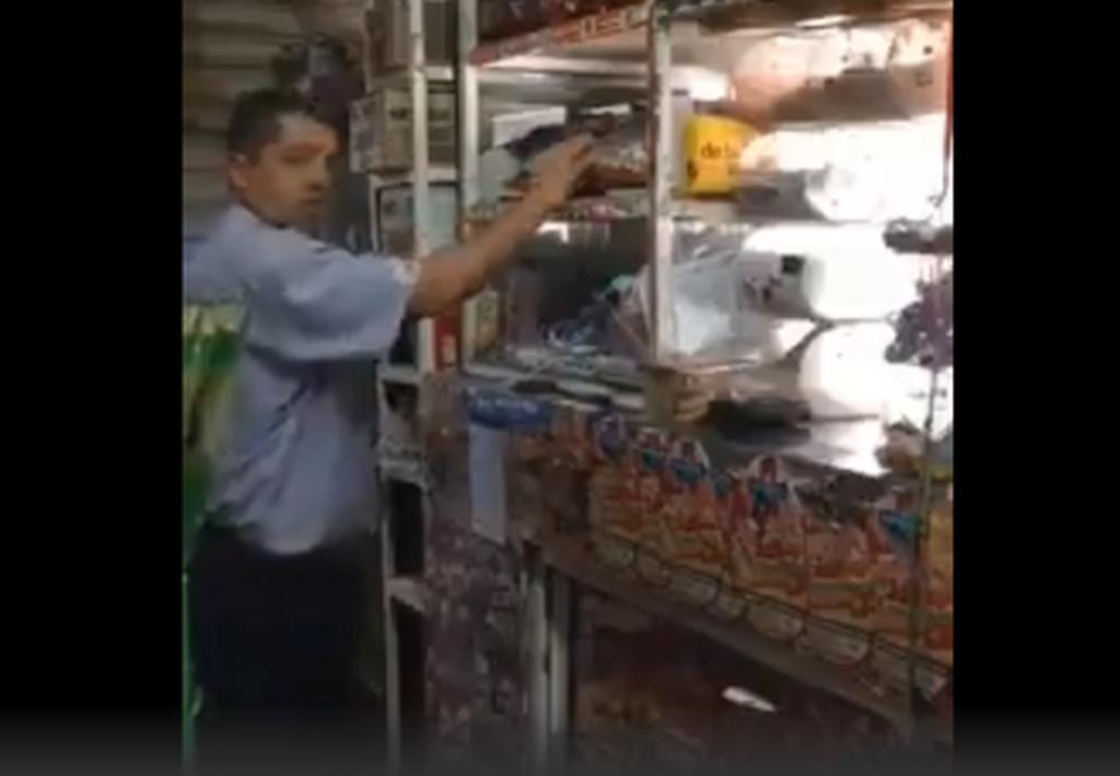 VIDEO: Captan a empleado de Bimbo presuntamente robando dinero en tiendita. Noticias en tiempo real